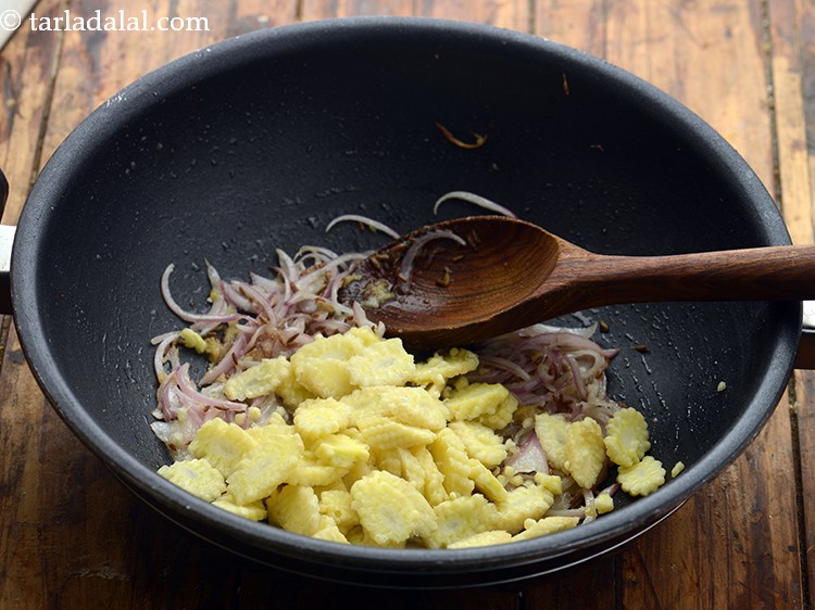 स्टेप 10 – अन्य सभी सब्जियों को जोडेगें, शरूआत तिरछे कटे हुए और …