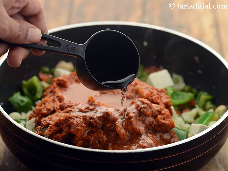 स्टेप 32 – १/४ कप पानी डालें।