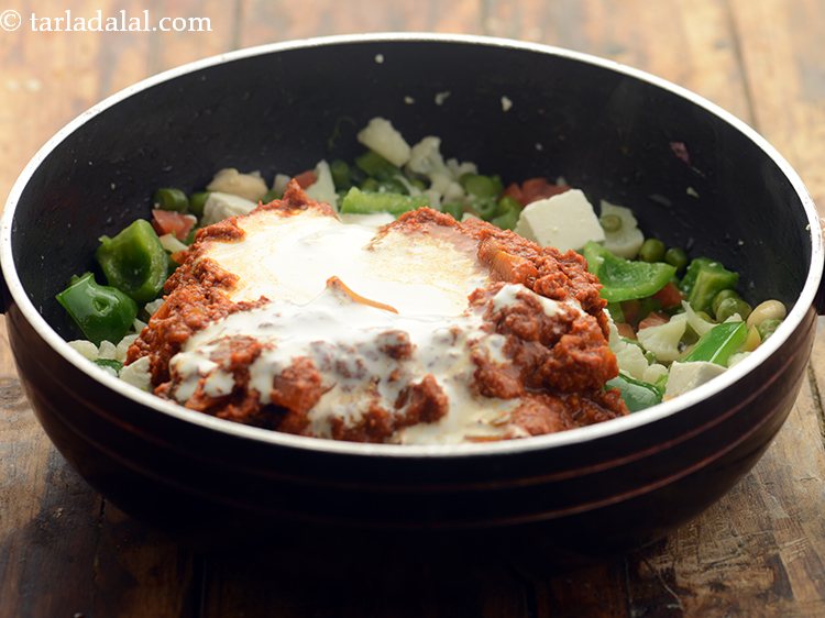 स्टेप 33 – फ्रेश क्रीम डालें।