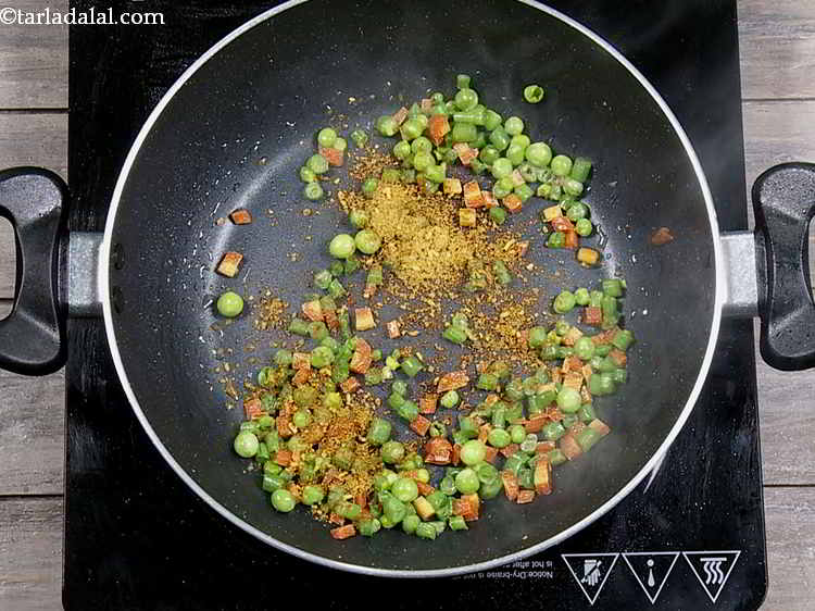 Step 4 – Now add the maggi masala that comes with the pack.