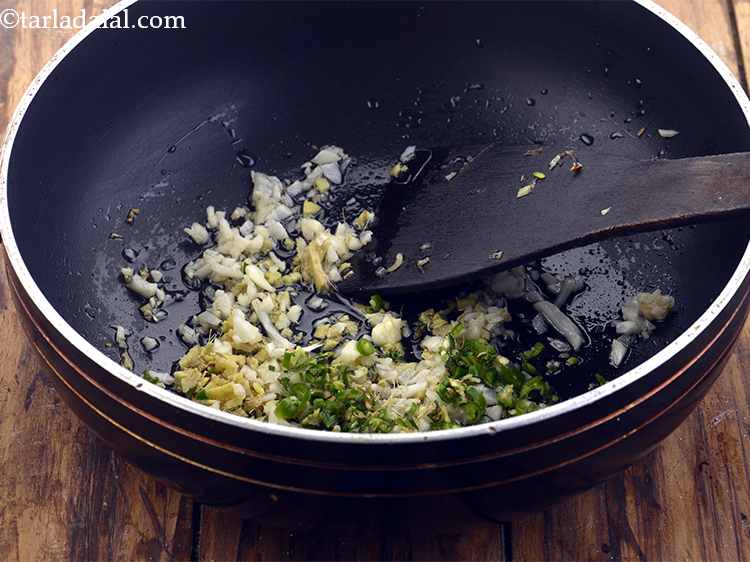 स्टेप 18 – अब अंत में बारीक कटी हरी मिर्च डालें। ये ३ …