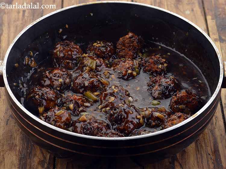 स्टेप 27 – परोसने से ठीक पहले, वेजिटेबल बॉल्स को ग्रेवी में डालें …