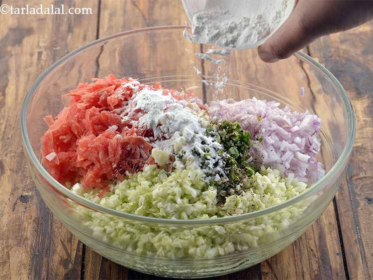 स्टेप 7 – वेजिटेबल में नमक और काली मिर्च डालें। नमक वेजिटेबल से …