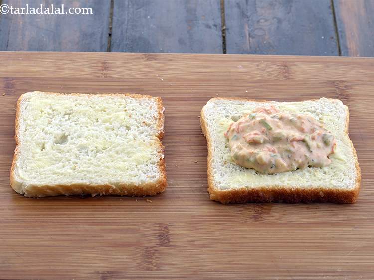 स्टेप 12 – तैयार किए गए स्टफिंग के १ भाग समान रूप से …