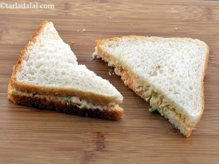 स्टेप 15 – एक तेज चाकू का उपयोग करके वेजिटेबल मेयोनेज़ सैंडविच को …