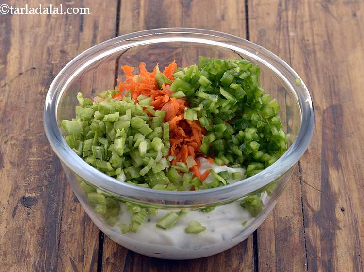 स्टेप 4 – शिमला मिर्च डालें। आपके घर पर जो भी रंग की …