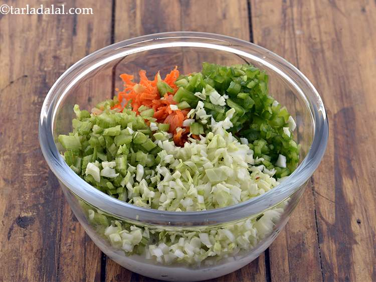 स्टेप 5 – पत्तागोभी डालें, हमने नियमित गोभी का उपयोग किया है, लेकिन …