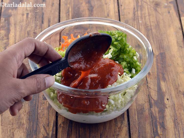 स्टेप 6 – लाल चीली सॉस डालें। यह एक अच्छा हल्का तीखापन देता …
