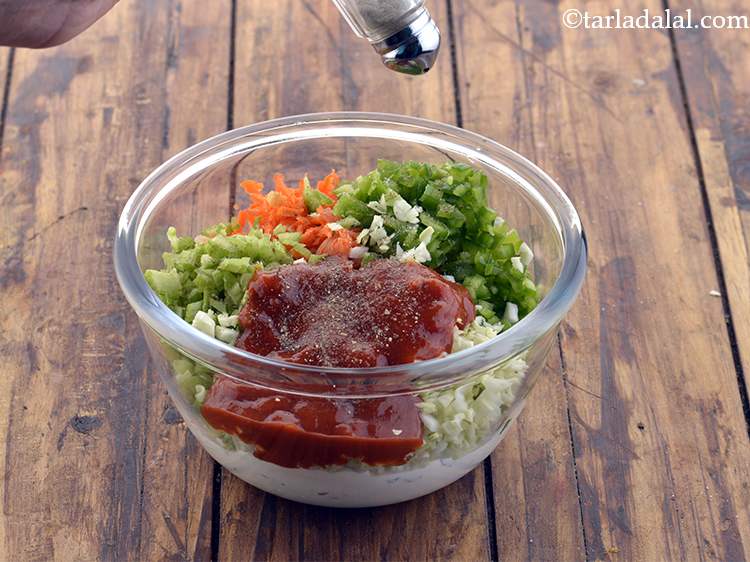 स्टेप 7 – नमक और काली मिर्च पाउडर डालें। बहुत सारा नमक न …