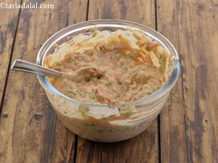 स्टेप 8 – इसे अच्छे से मिलाएं। हमारी <strong>वेजिटेबल मेयोनेज़ सैंडविच</strong> का स्टफिंग …