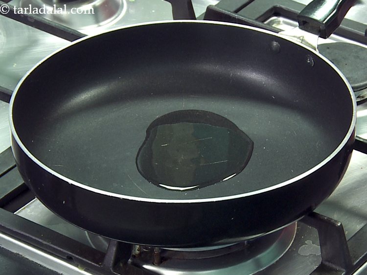 Step 2 – For the <strong>noodle stuffing of sandwich</strong>, heat the oil in a broad non-stick pan.