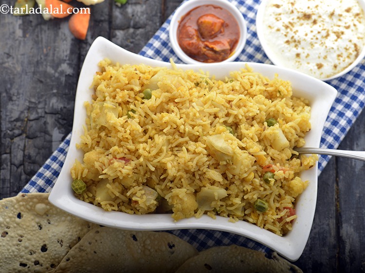 Step 26 – Serve the <strong>Vegetable Panchmel Khichdi</strong> hot with fresh curds and papad. &nbsp;