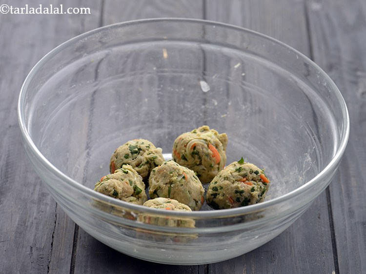 Step 12 – To prepare the <strong>Vegetable Parathas for Babies</strong>, divide the dough into 6 equal portions.