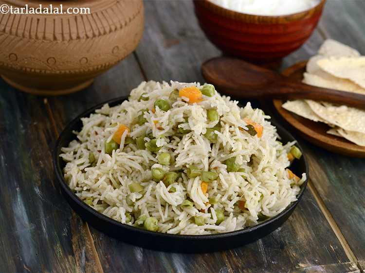 Step 15 – Serve the&nbsp;<strong>Pressure Cooker Veg Pulao</strong>&nbsp;hot with curds and papad as accompaniments.