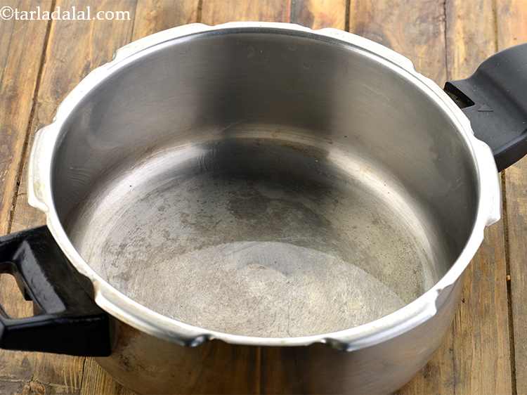 Step 5 – For the&nbsp;<strong>vegetable pulao recipe |&nbsp;quick pressure cooker pulao recipe | restaurant style veg pulao |</strong>&nbsp;take …