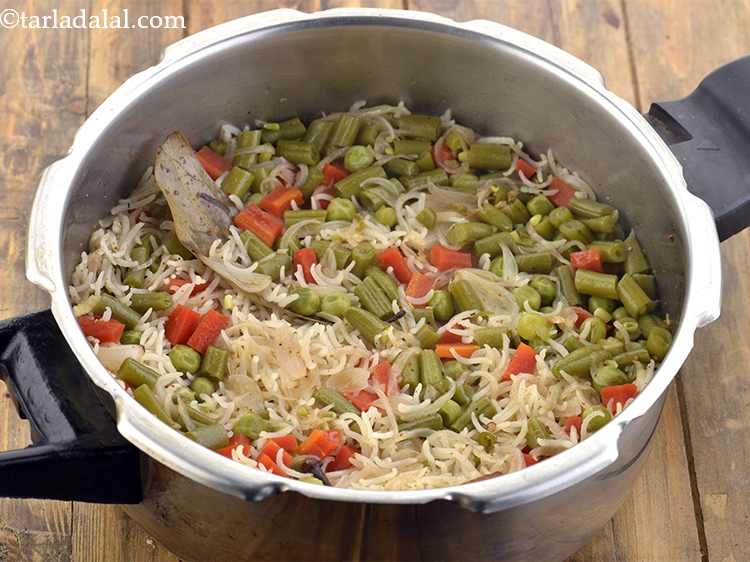 स्टेप 12 – मध्यम आंच पर २ सीटी के लिए पकाएं। ढक्कन खोलने …