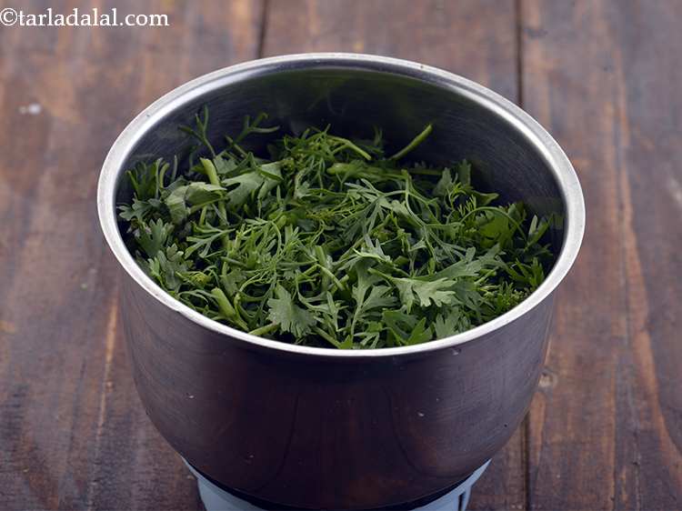 Step 1 – For the <strong>green chutney </strong>to make<strong>&nbsp;</strong><strong>Mumbai veg sandwich recipe | vegetable sandwich |</strong>&nbsp;take a small …