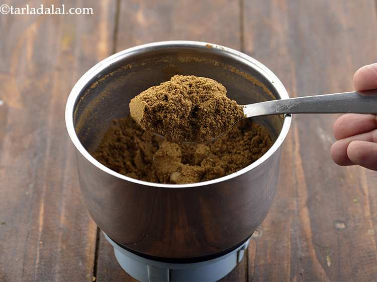 स्टेप 14 – इसे बारीक पाउडर बनने तक पीस लें। बीच-बीच में इसे …
