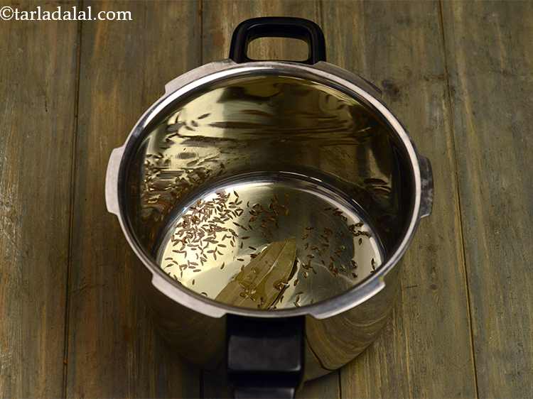 स्टेप 4 – <strong>क्विक प्रेशर कुकर वेज पुलाव</strong>&nbsp;बनाने के लिए, आप चावल की …