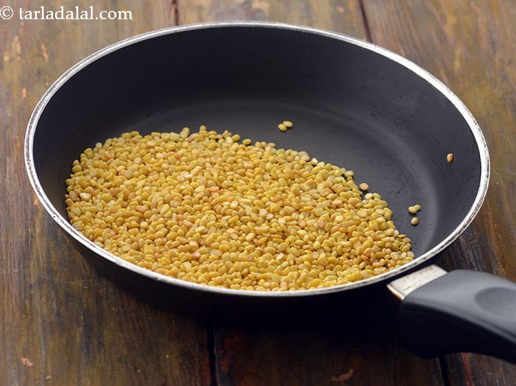 स्टेप 4 – एक छोटे से नॉन-स्टिक पैन को गरम करें, पीली मूंग …