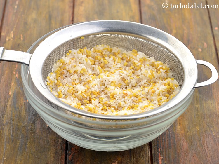 स्टेप 6 – सारा पानी को अच्छे से छान लें। हमारा चावल और …