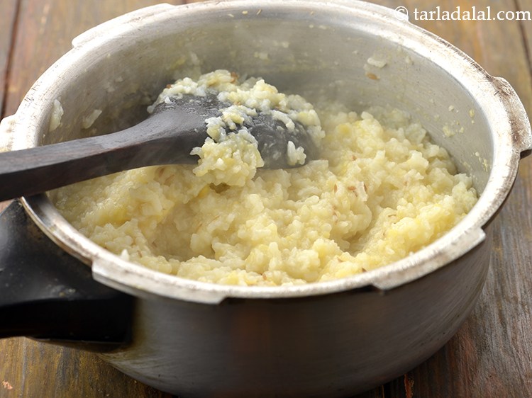 स्टेप 13 – चम्मच का उपयोग करके अच्छी तरह मिलाएं और ५ सीटी …