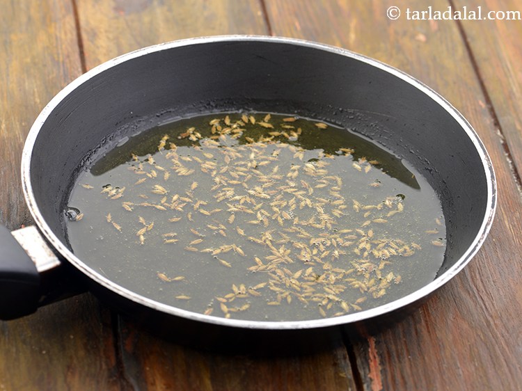 स्टेप 18 – मध्यम आंच पर ३० सेकंड के लिए भून लें।