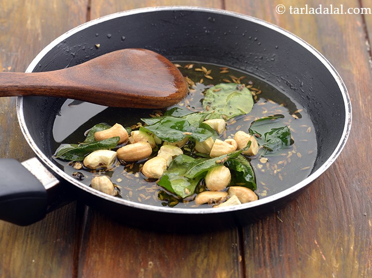 स्टेप 22 – मध्यम आंच पर इन सामग्रियों को ३० सेकंड के लिए …