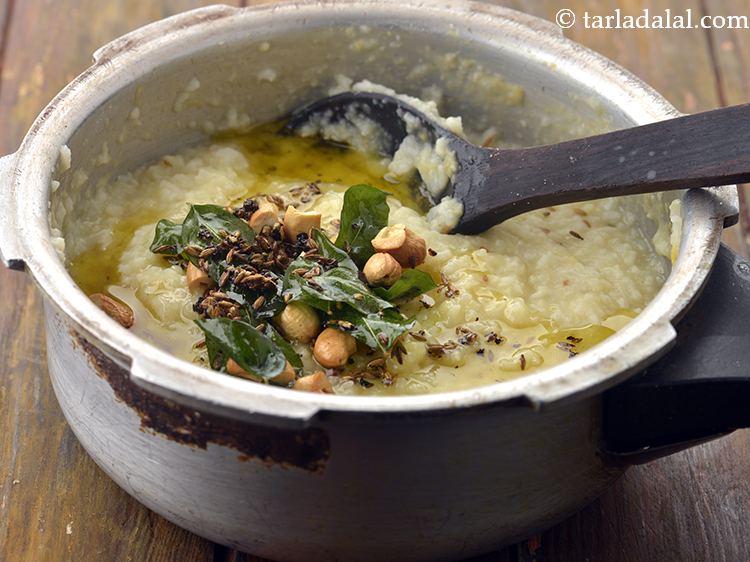 स्टेप 23 – इस तड़के को दाल-चावल के मिश्रण पर तुरंत डालें और …