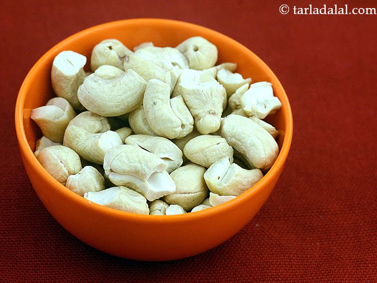 स्टेप 19 – एक क्रन्च के लिए काजू डालें।