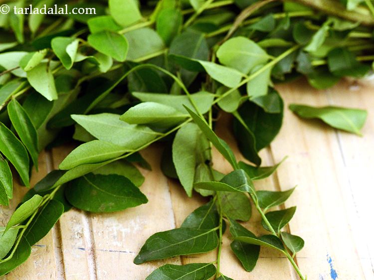 स्टेप 21 – कुछ कड़ी पत्ते डालें। अधिकांश दक्षिण भारतीय व्यंजनों की तरह, …