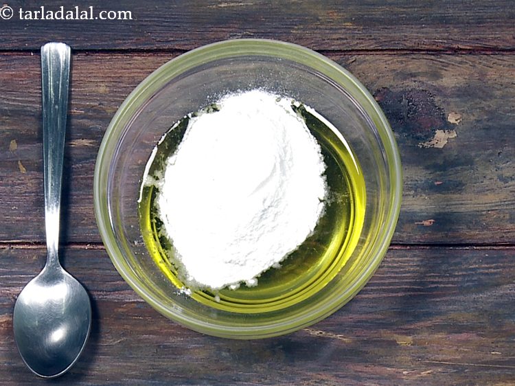 स्टेप 3 – चावल का आटा डालें।