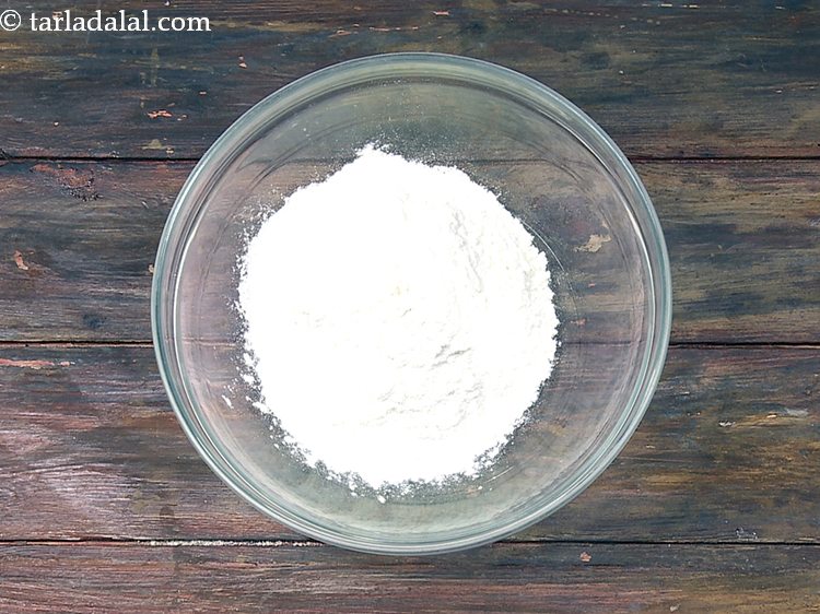 स्टेप 5 – <strong>वेरकी पूरी रेसिपी</strong> के लिए आटा तैयार करने के लिए …