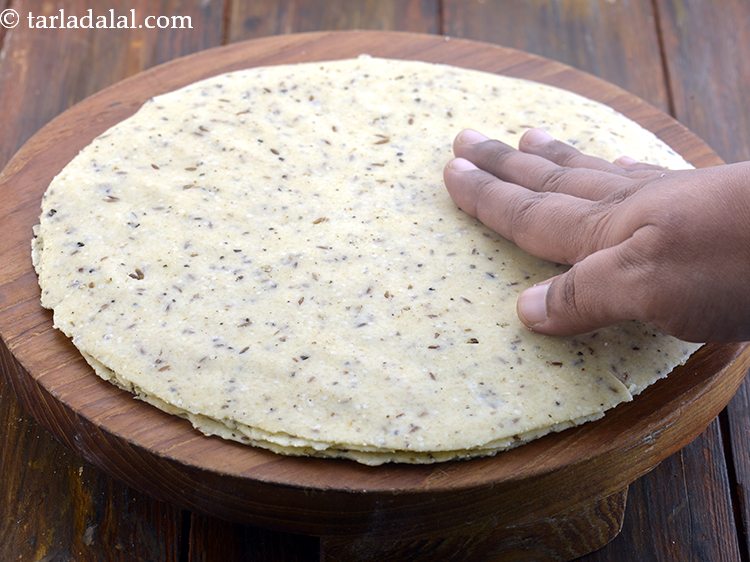 स्टेप 31 – एक ही आकार के आटे के सभी 5 भागों को …