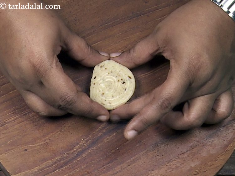 स्टेप 22 – अपने हाथ का उपयोग करके एक हिस्से को समतल करें।