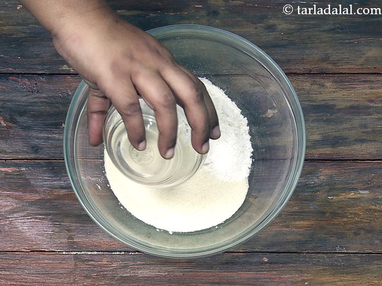 स्टेप 6 – सूजी (रवा) डालें।