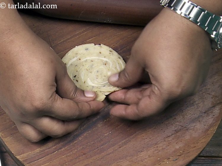 स्टेप 24 – अपनी उंगलियों का उपयोग करके प्रत्येक पुरी के सिरों को …