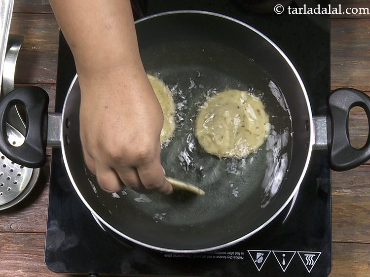 स्टेप 26 – <strong>वेरकी पुरी</strong> के फ्राइंग के लिए, एक गहरे नॉन-स्टिक पैन …