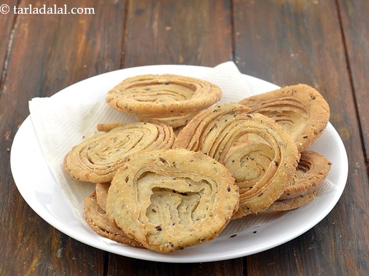 स्टेप 28 – <strong>वेरकी पूरी </strong>को एक छेद वाले चम्मच की मदद से …