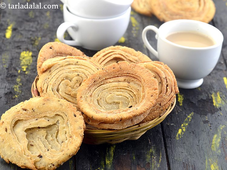 स्टेप 29 – <strong>कुरकुरी वेरकी पूरी</strong> को एयर-टाइट कंटेनर में ठंडा करके स्टोर …