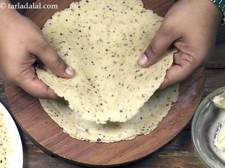 स्टेप 18 – उसके ऊपर एक और बेला हुआ भाग रखें।