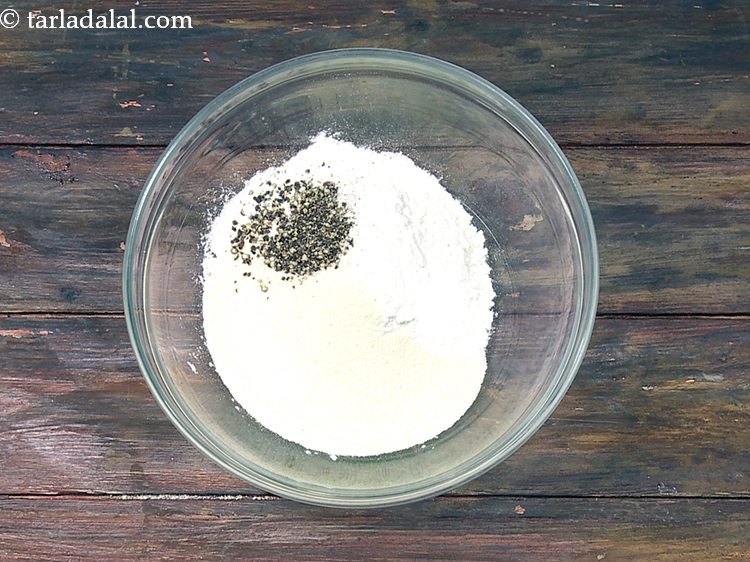 स्टेप 7 – <strong>वेरकी पूरी</strong> को हल्का सा तीखा स्वाद देने के लिए …