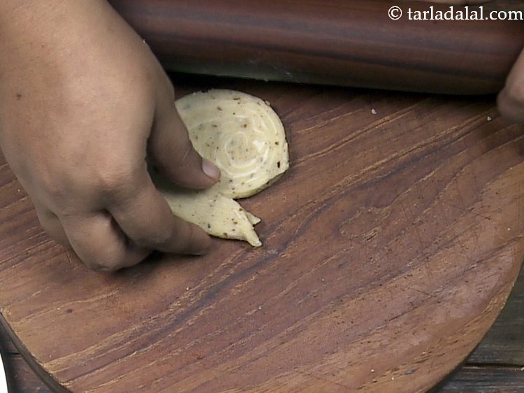 स्टेप 23 – फिर से हल्के से ७५ मि। मी। (३&rdquo;) व्यास के …