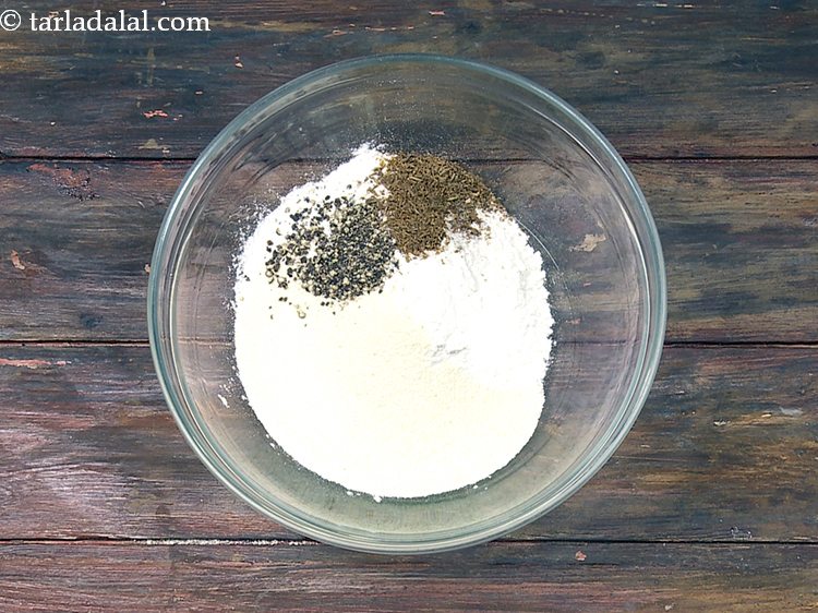 स्टेप 8 – क्रश किया हुआ ज़ीरा डालें। जीरा को अज्वाइन के साथ …