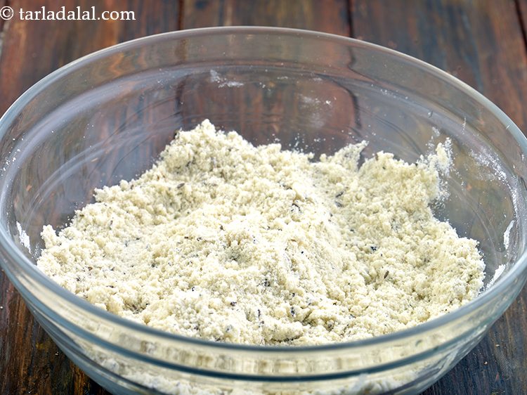 स्टेप 11 – एक गहरी कटोरी में सभी सामग्री को डालें और अच्छी …