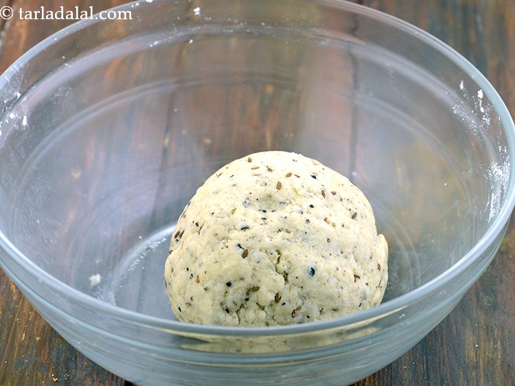 स्टेप 12 – पर्याप्त पानी डालें और एक पूरी के आटे की तरह …