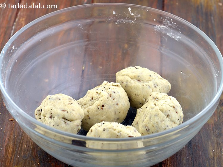 स्टेप 13 – <strong>वेरकी पूरी</strong> के आटे को ५ भागों में विभाजित करें।