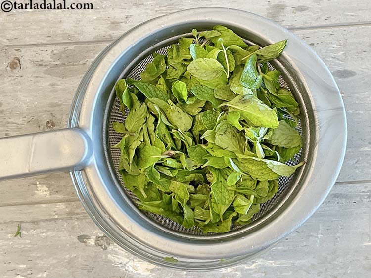 स्टेप 6 – छलनी का उपयोग करके पानी को छान लें।