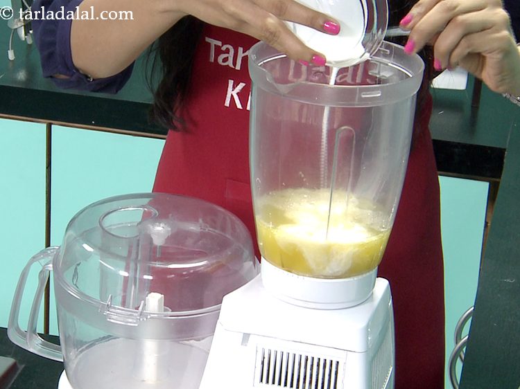 स्टेप 3 – ठंडा नारियल दूध डालें। यह मॉकटेल को आवश्यक गाढ़ापन देगा।