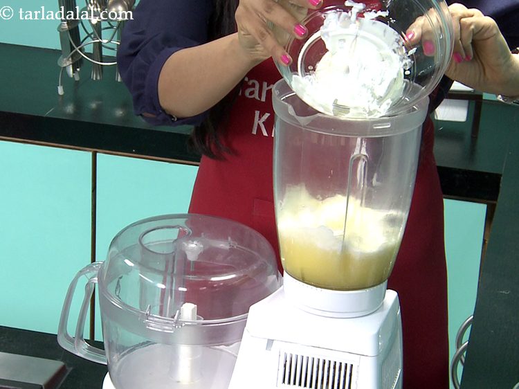 स्टेप 4 – <strong>वर्जिन पिना कोलाडा मॉकटेल </strong>बनाने के लिए वनीला आइसक्रीम डालें। …